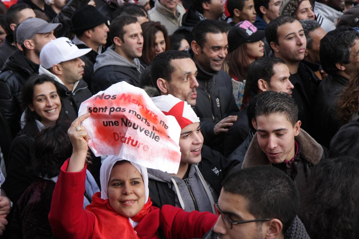 pancarte nos martyrs ne sont pas morts pour une nouvelle dictature