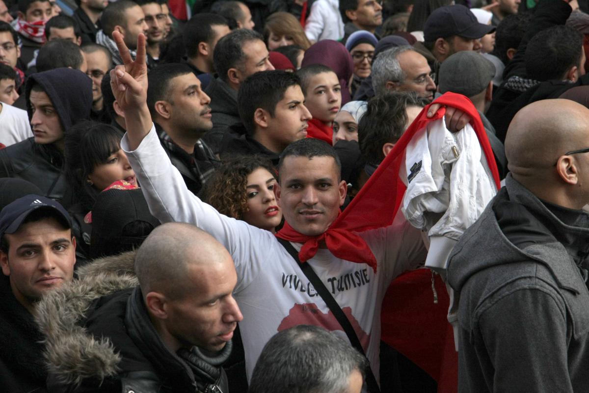 manifestant avec Tshirt vive la Tunisie