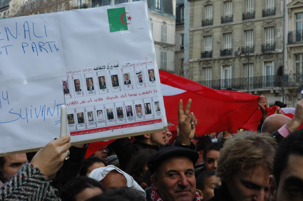 affichette au sigle Algérien Ben ali est parti au suivant