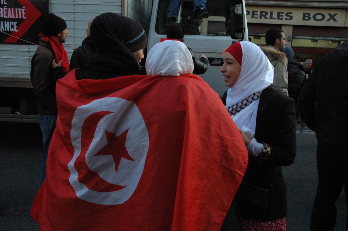 jeunes Tunisienne et drapeau national