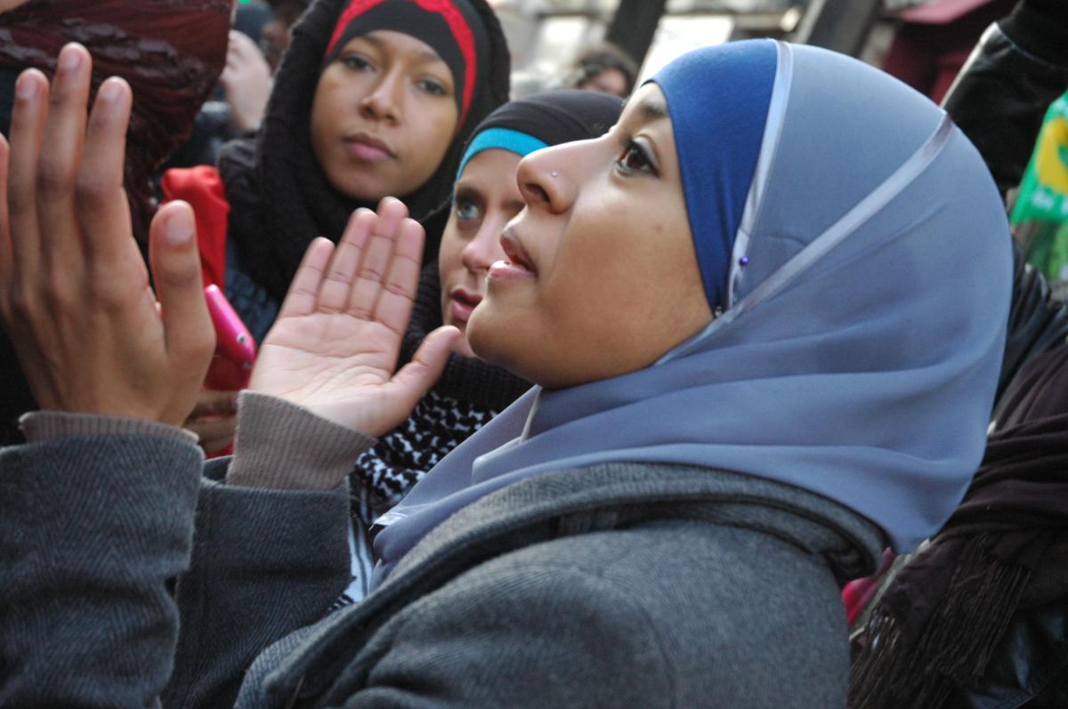 jeune femme portant un voile aplaudissant