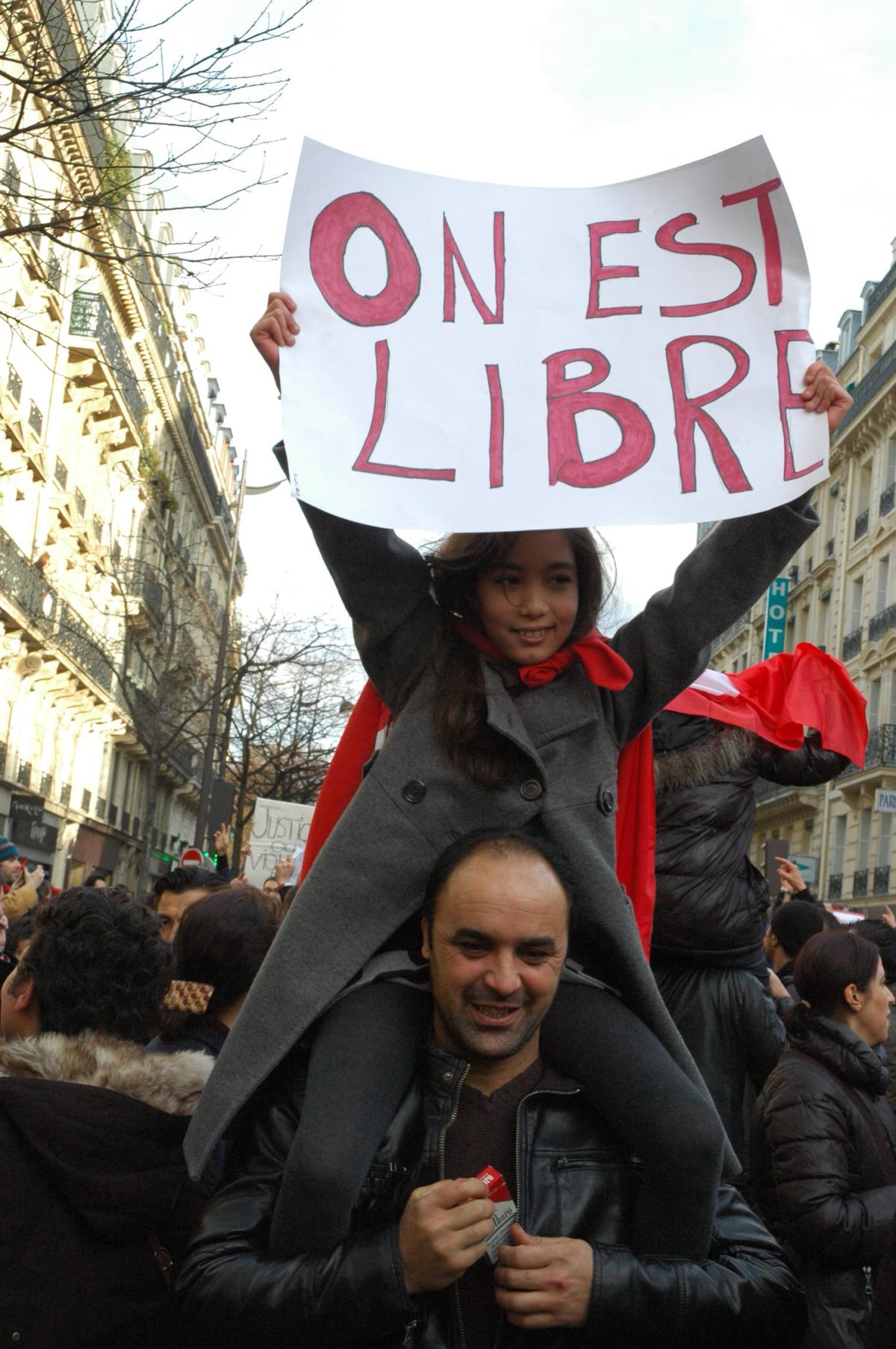 jeune manifestante à la pancarte on est libre