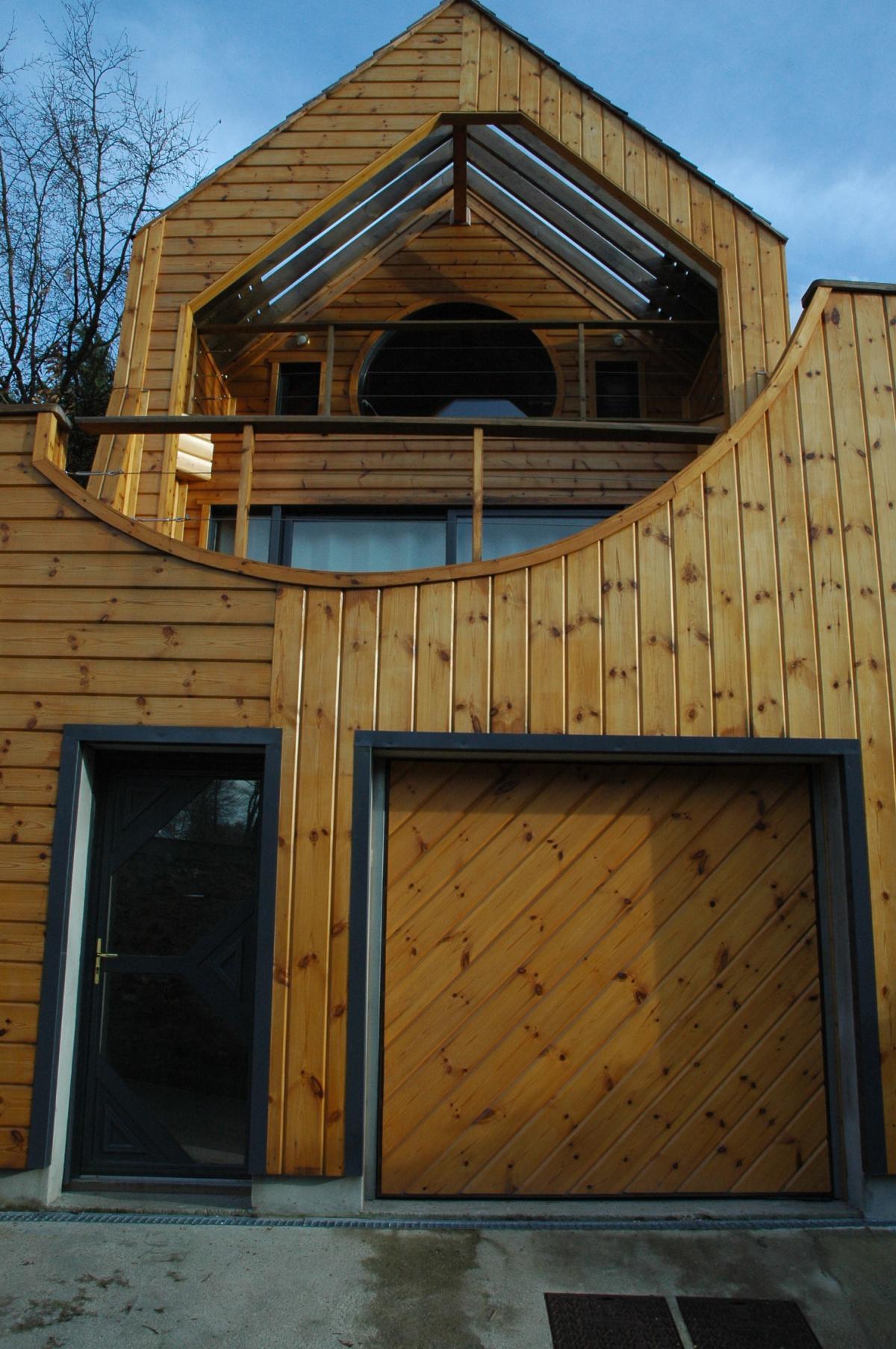 Maison individuelle moderne à extérieur en bois