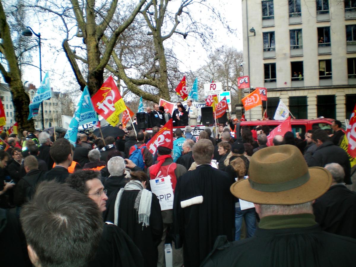 Les discours devant la préfecture