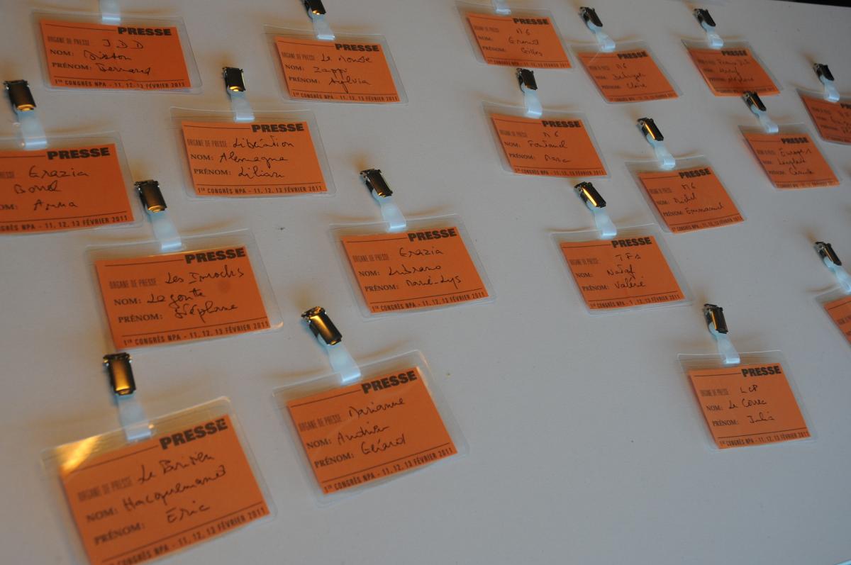 Badges en préparation pour la presse Nationale