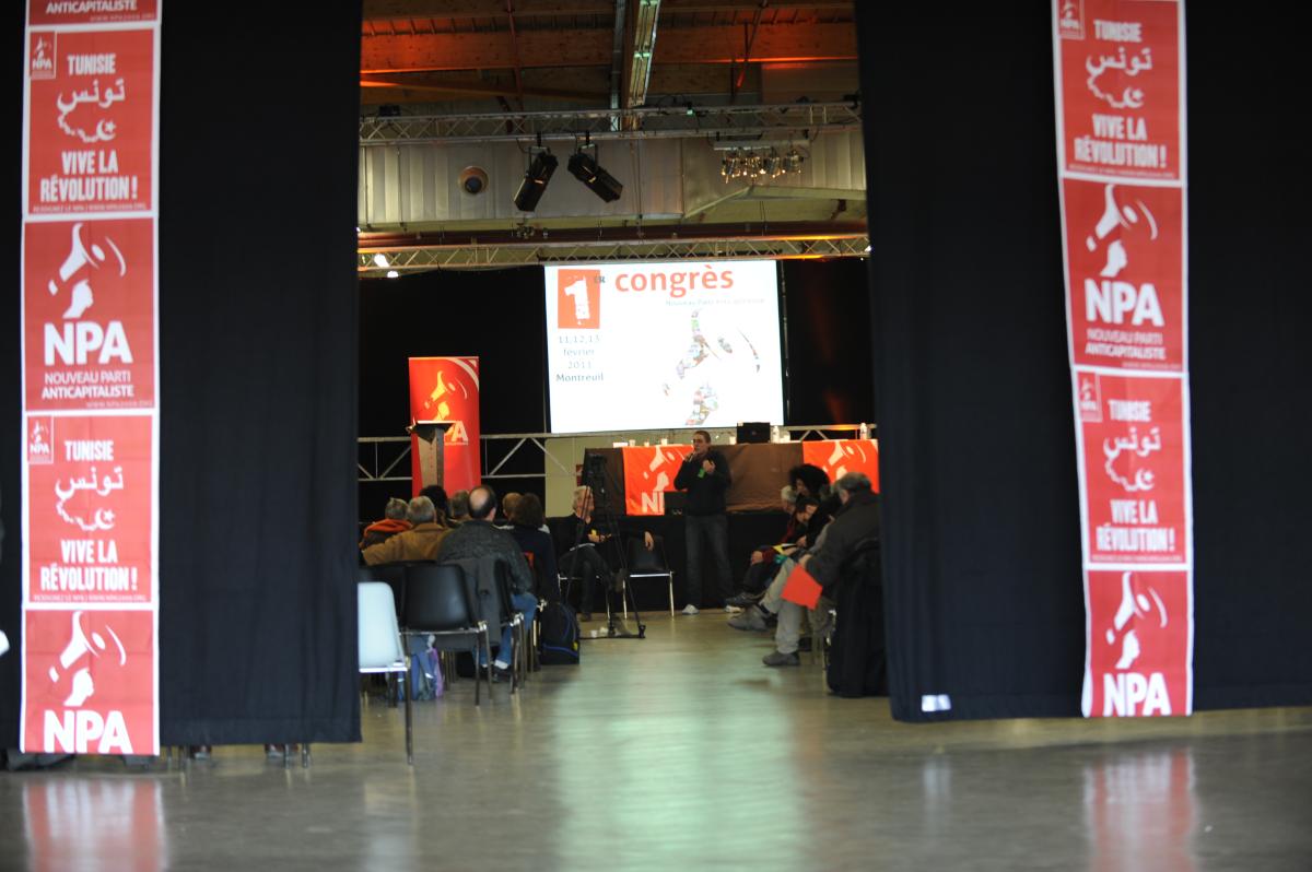 entrée de la salle du 1er congrès du NPA