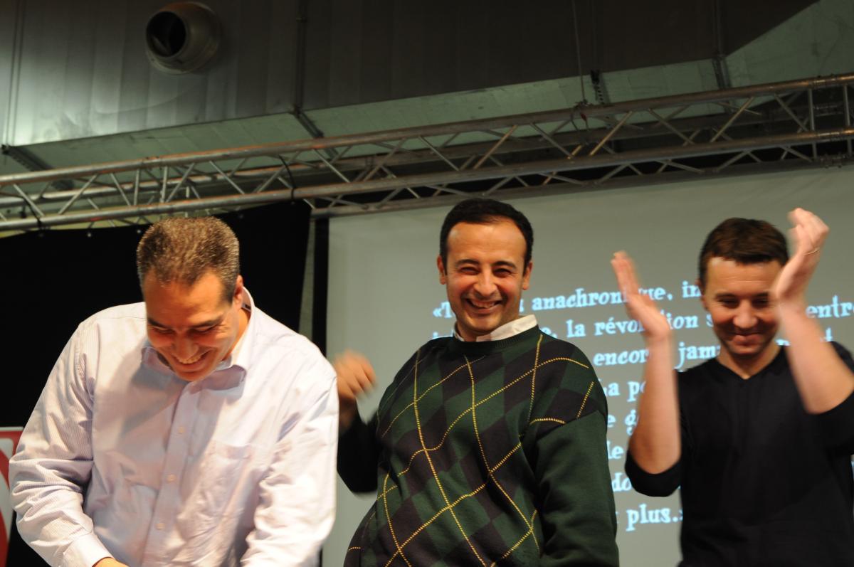 convivialité et sourires à la fin du meeting de solidarité Tunisie Egypte au 1er congrès du NPA