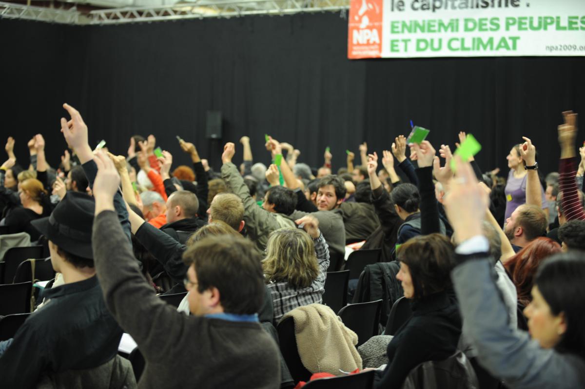 vote des délégués au 1er congrès du NPA