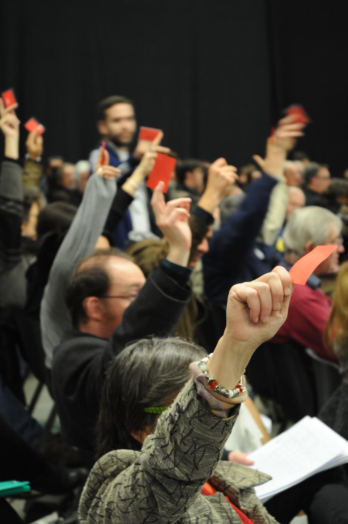 vote des délégués au 1er congrès du NPA