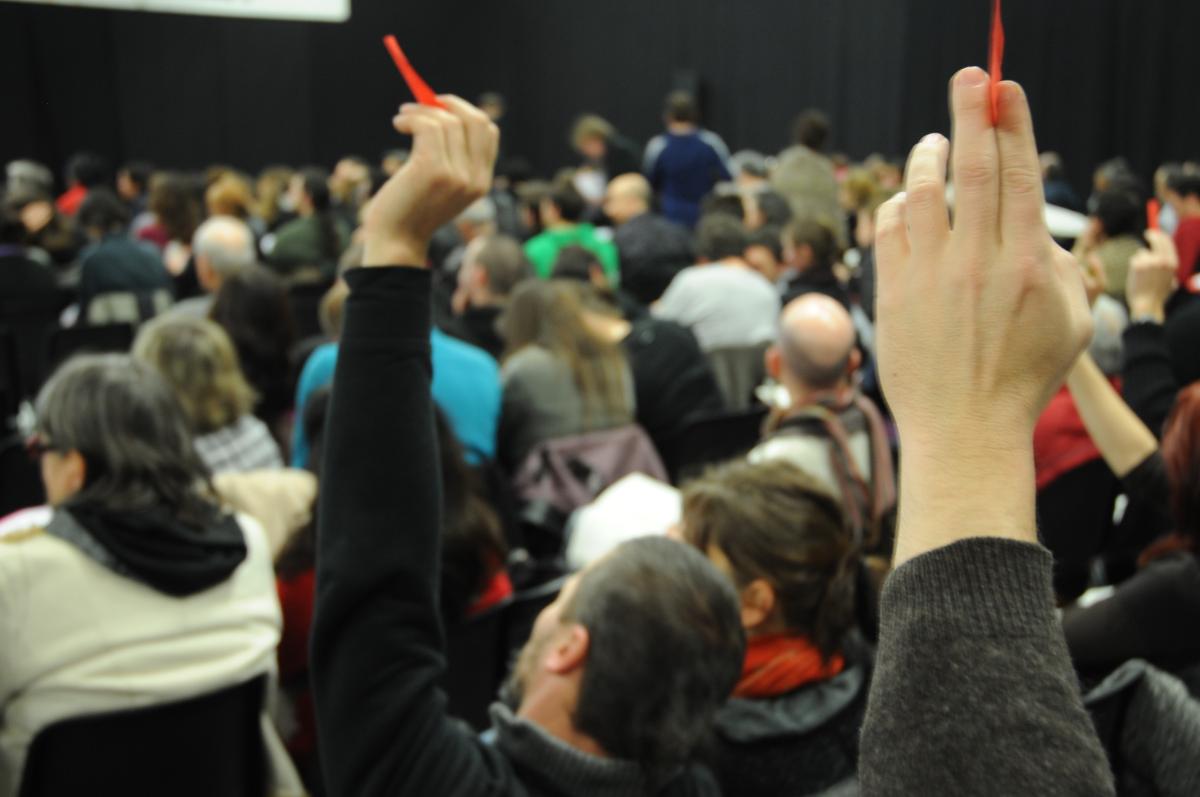 vote des délégués au 1er congrès du NPA