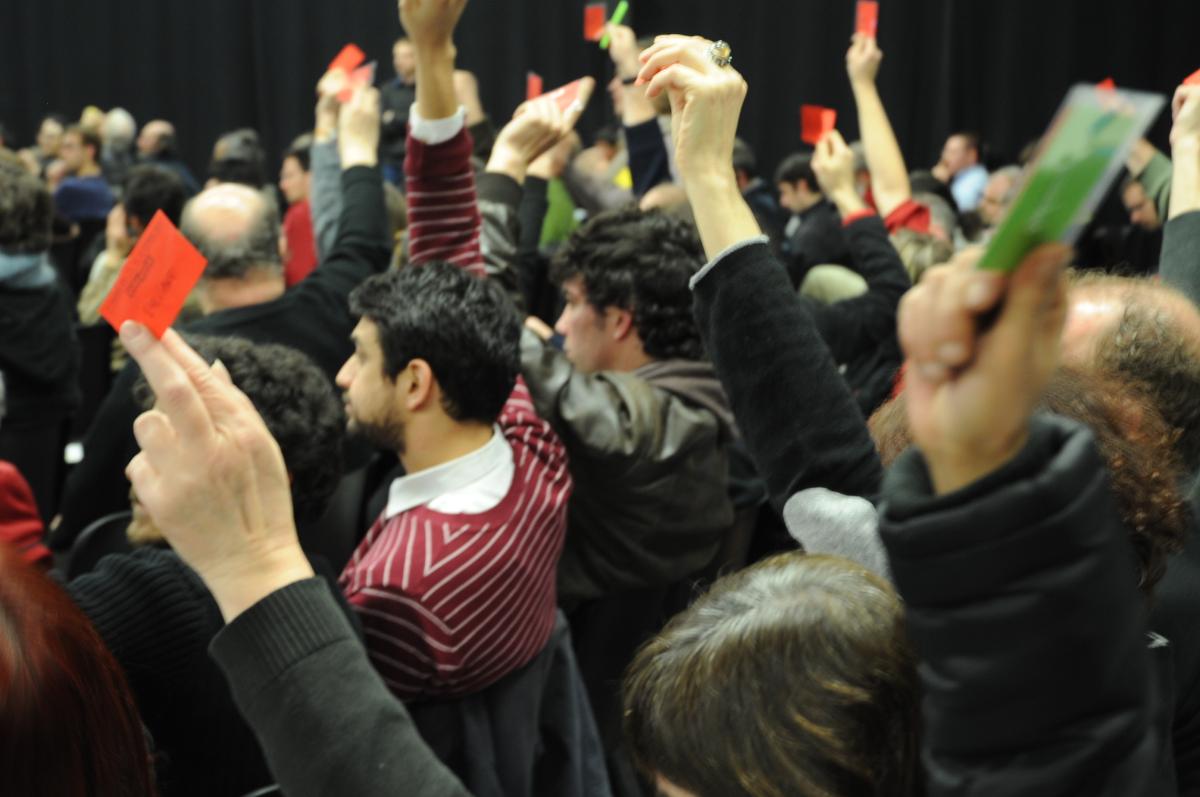 vote des délégués au 1er congrès du NPA