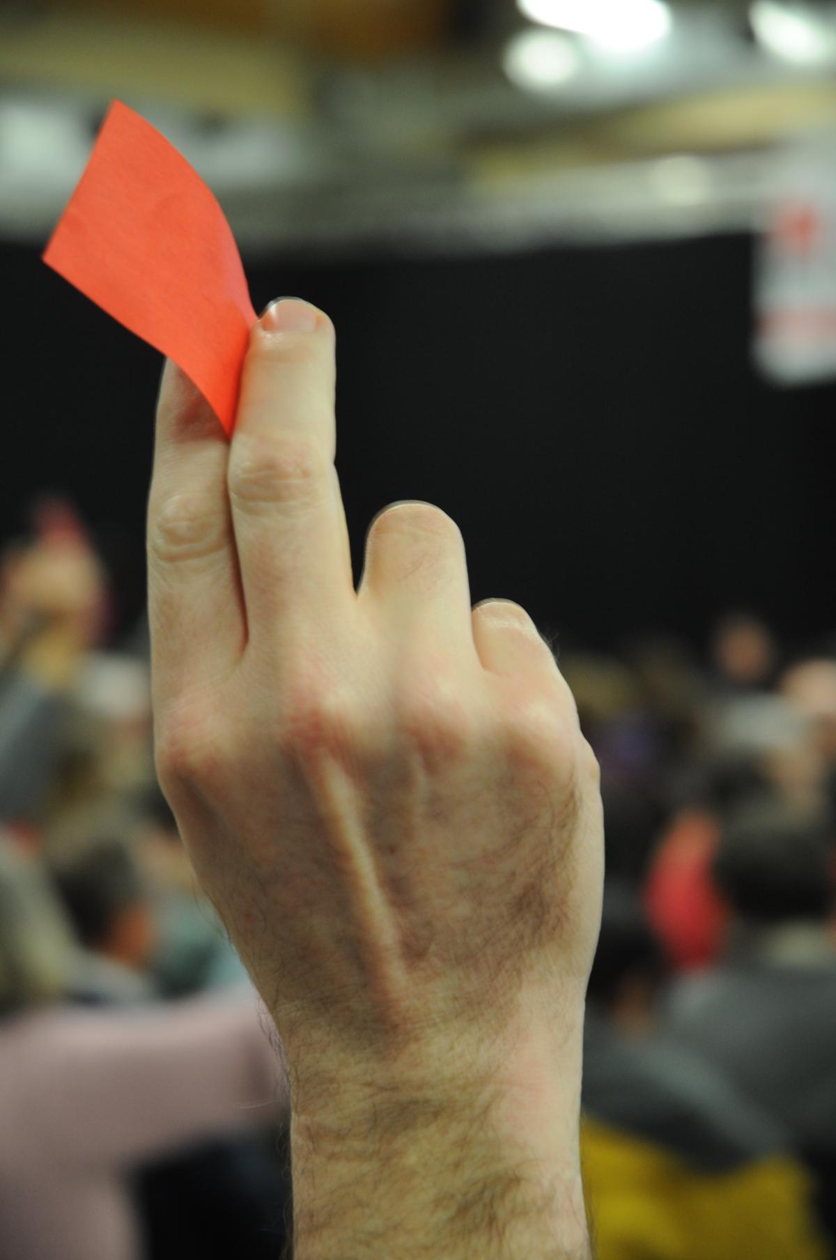 main de délégué votant au 1er congrès du NPA