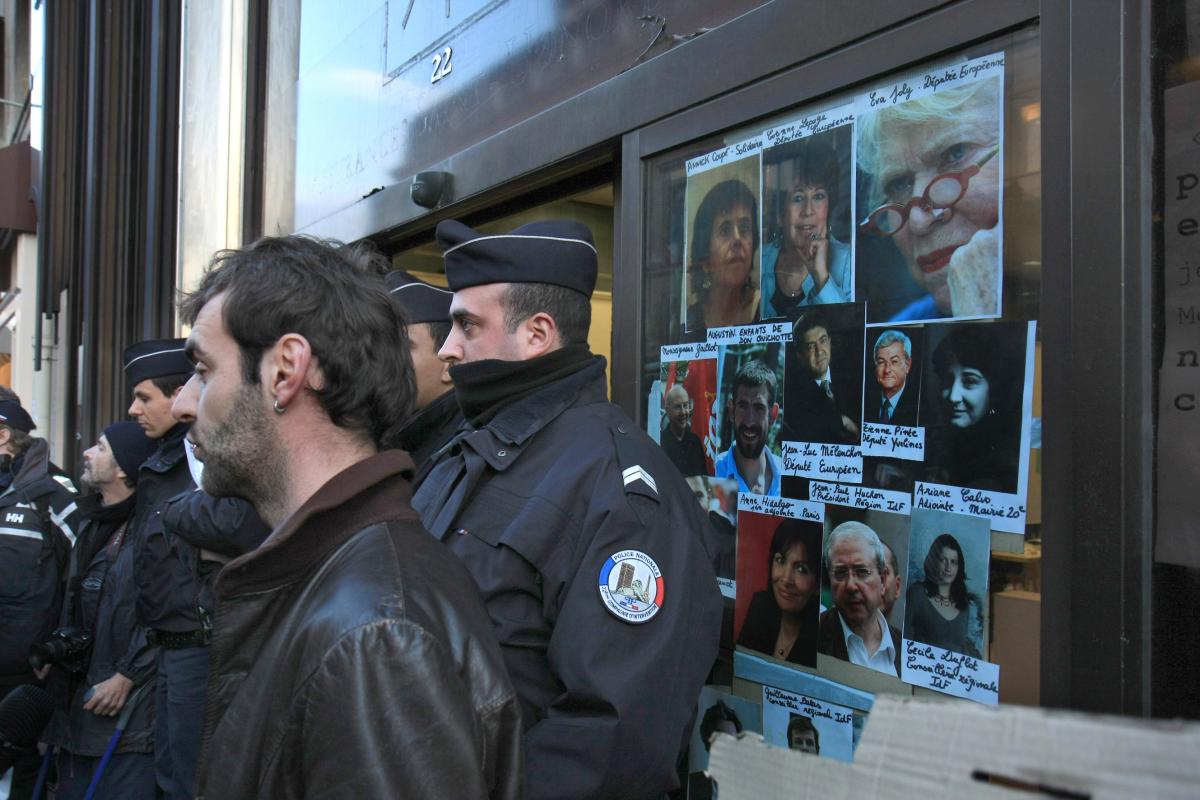 Panneau des soutiens à l'entrée de l'immeuble