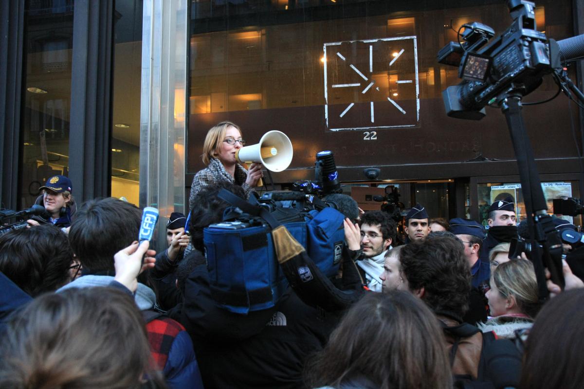 Margot, de Jeudi Noir, fait une prise de parole lors du rassemblement