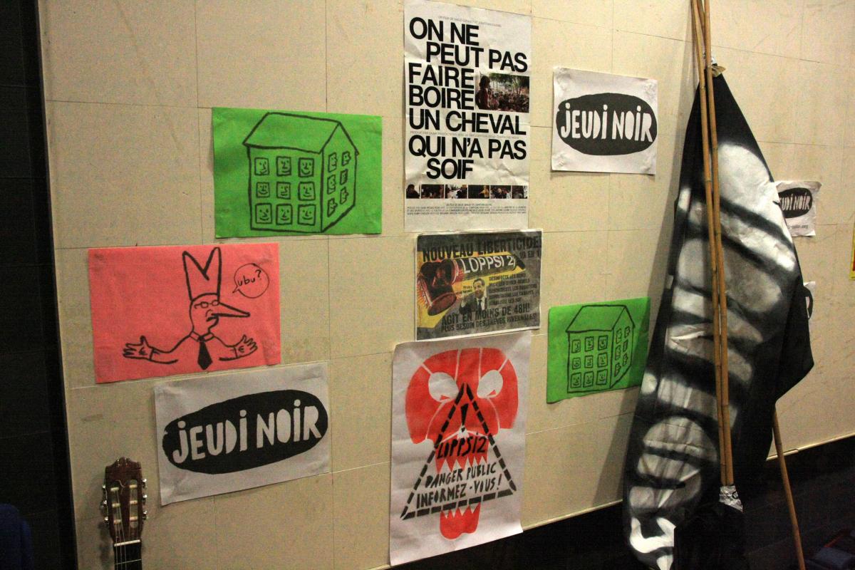 Le panneau d'affichage dans le hall du 22 rue de Matignon