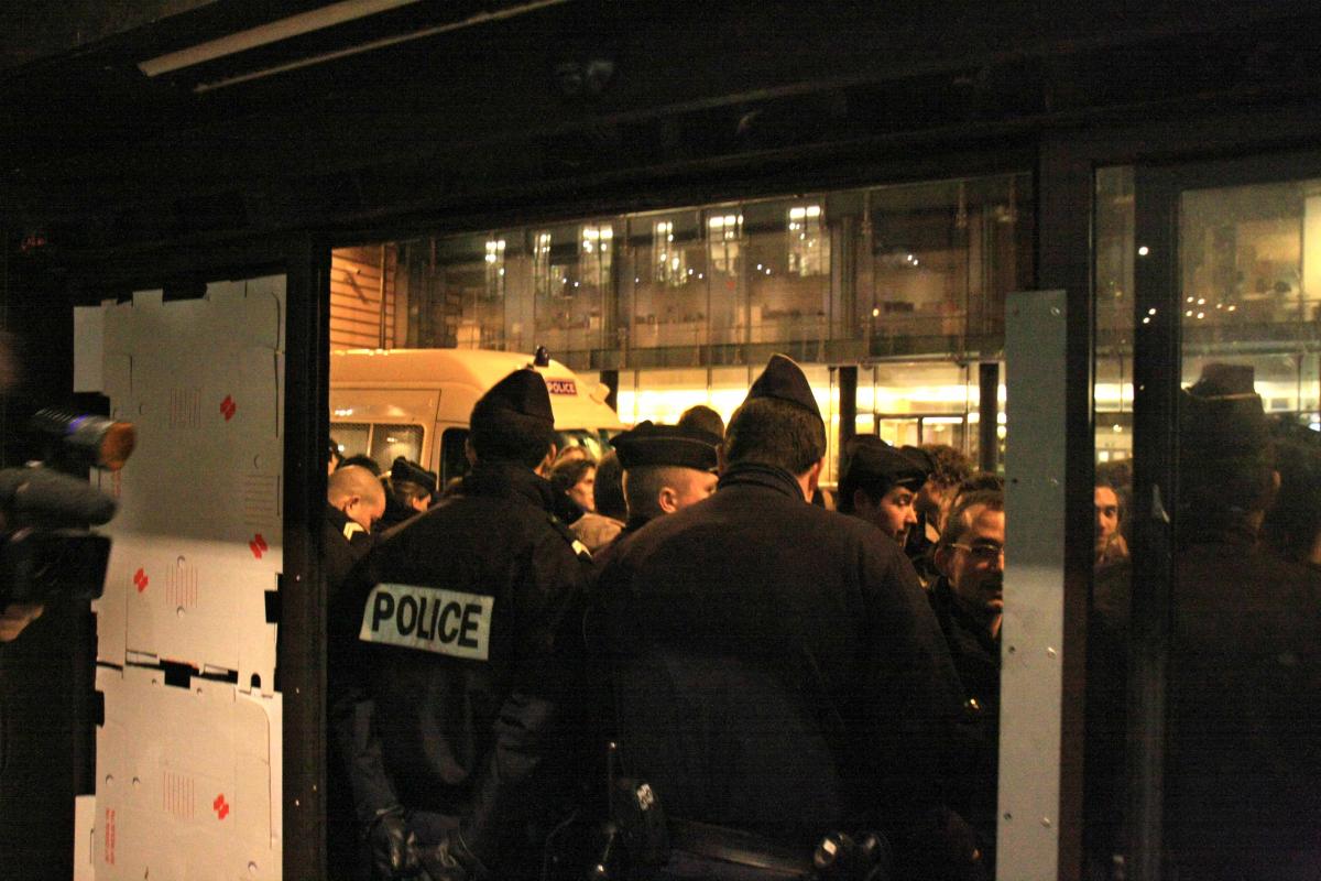 la police bloque l'entrée