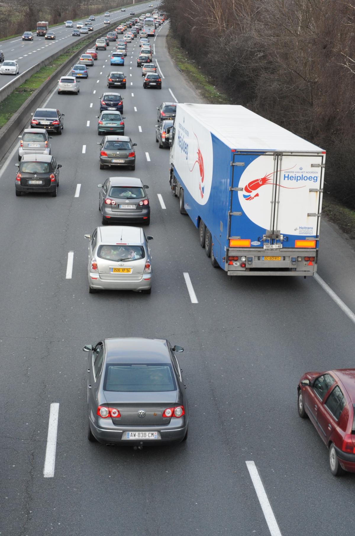 autoroute et automobiles camion