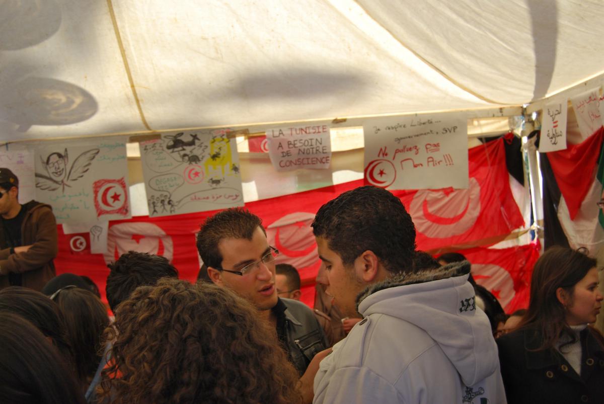 Place de la Kasbah à Sfax, le 25 février 2011, lors du sit-in contre Ghannouchi débats dans les tentes