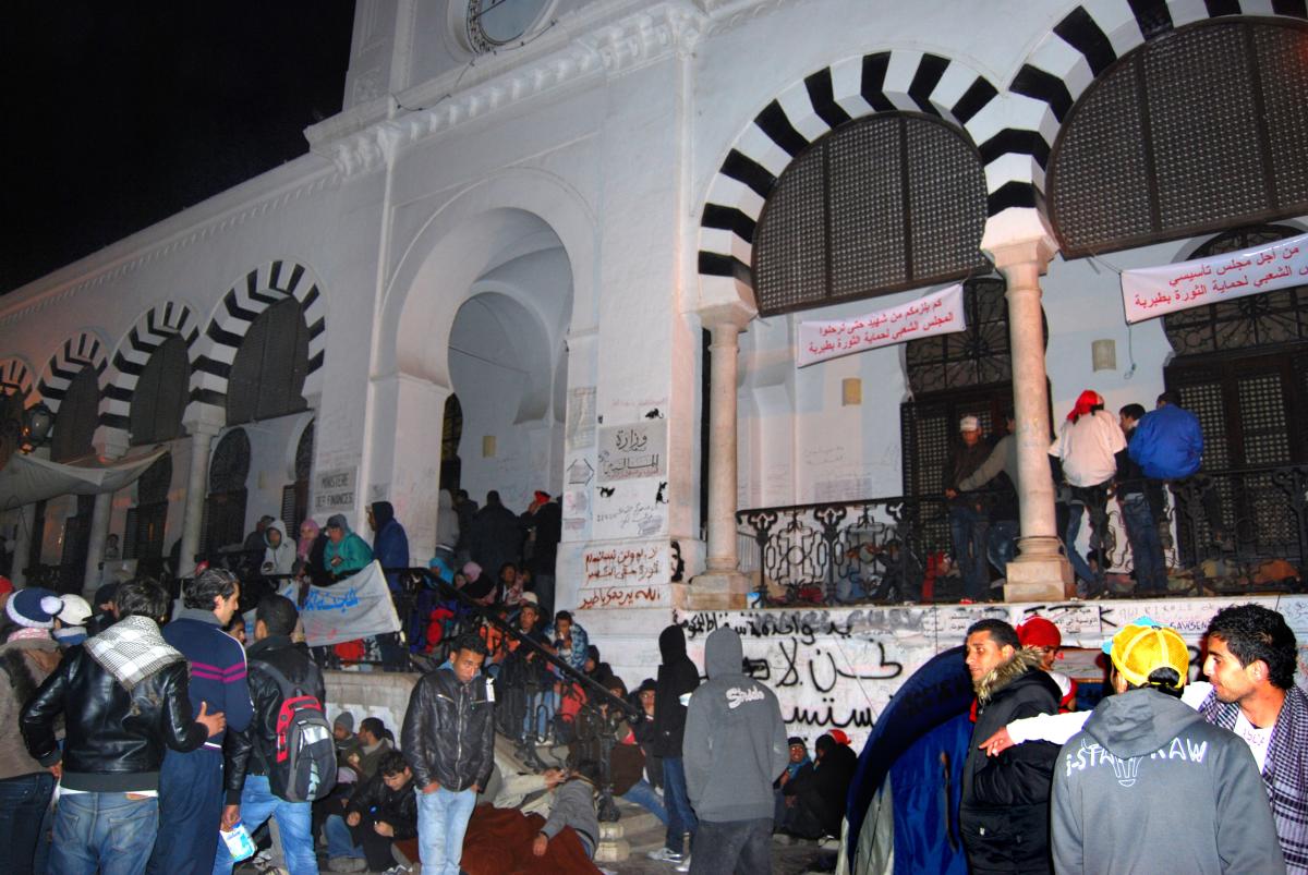 Tunis, la place de la Kasbah, dans la nuit du 25 au 26 février 2011, reste animée toute la nuit.