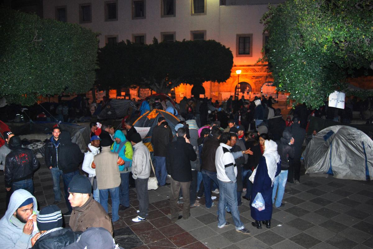 Tunis, place de la Kasbah, dans la nuit du 25 au 26 février 2011. Discussion permanente