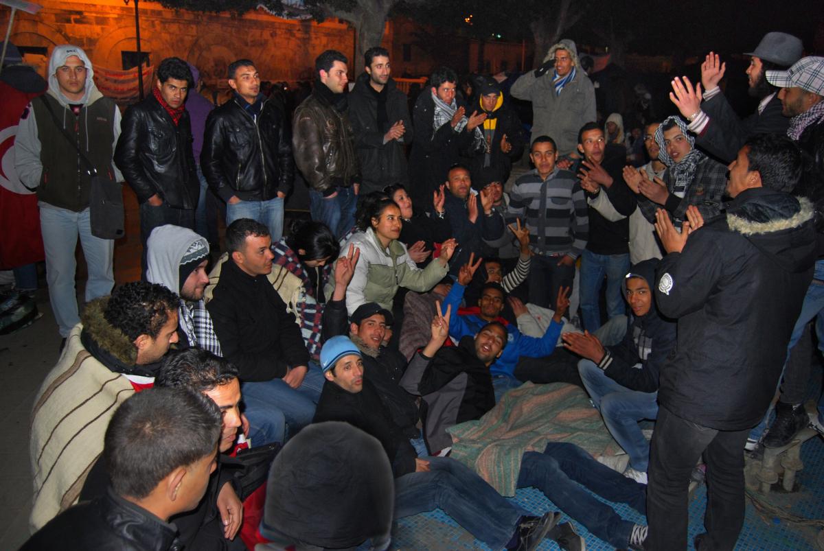 Tunis, place de la Kasbah, dans la nuit du 25 au 26 février 2011. Chants et slogans pour se réchauffer.