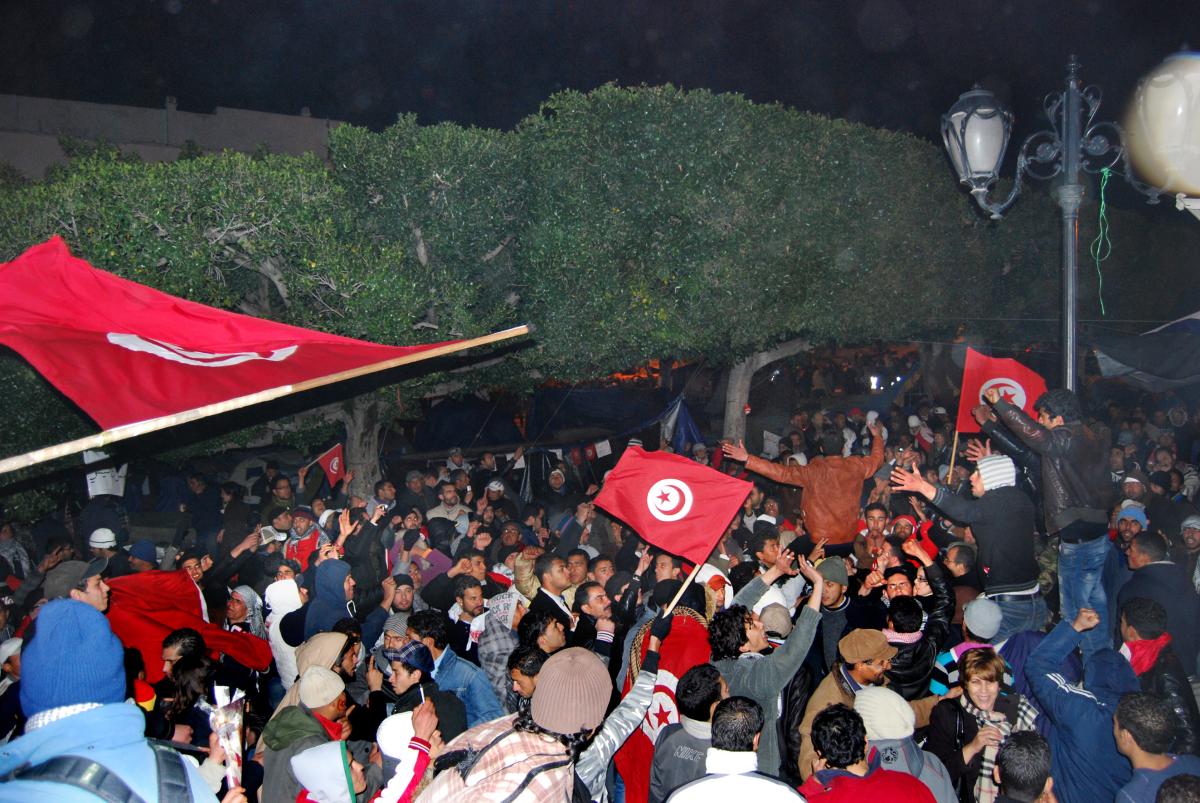 Tunis, sur la place de la Kasbah, dans la nuit du 26 au 27 février 2011, la rumeur de la démission de Ghannouchi circule. La joie explose.