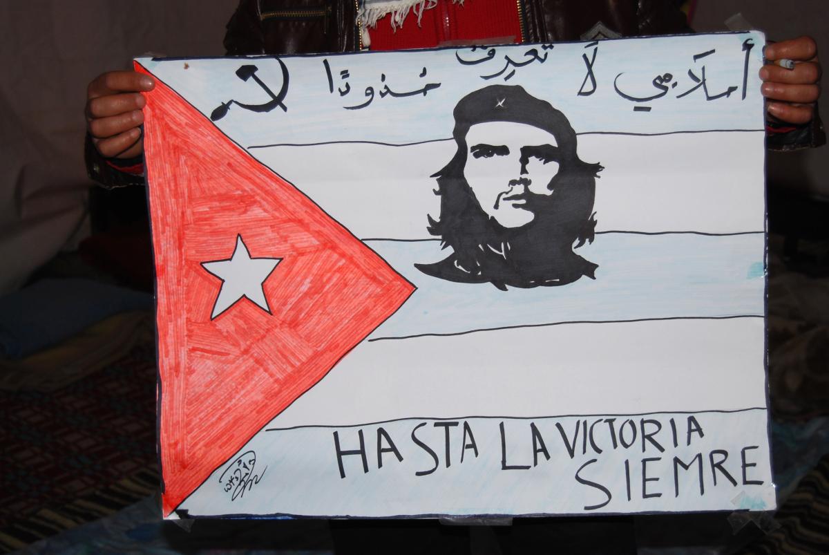 Tunis, sur la place de la Kasbah, dans la nuit du 26 au 27 février 2011. A Sidi Bouzid on aime le Che