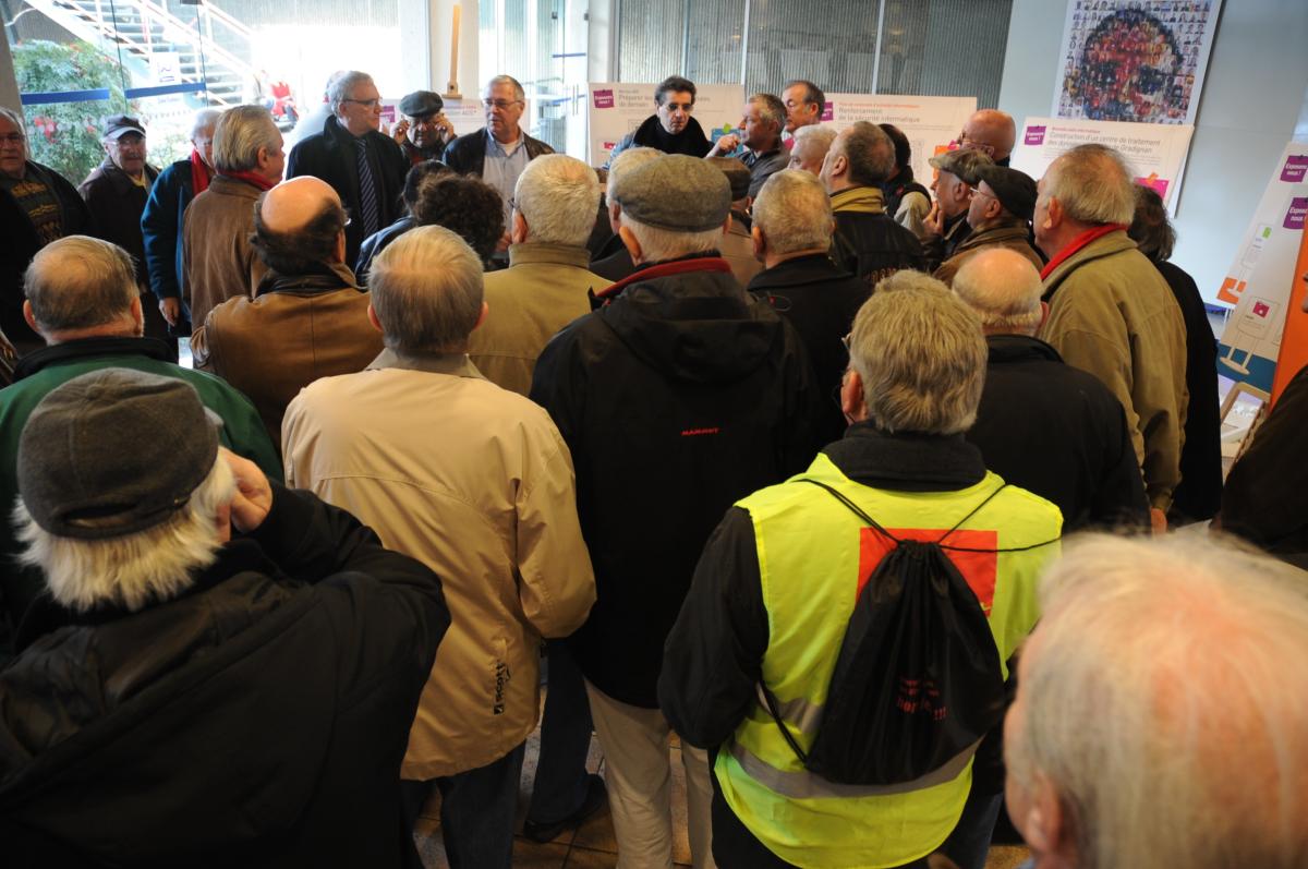 retraités du Livre en manifestation au siège de l'Arrco Paris