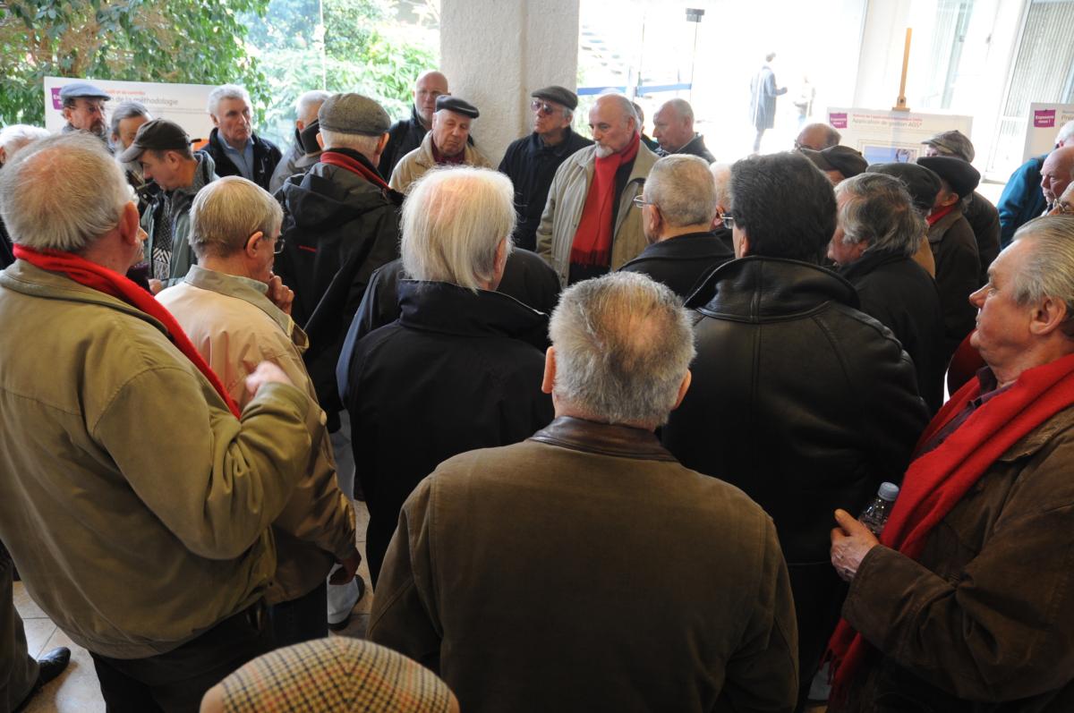 Retraités du Livre en manifestation au siège de l'Arrco Paris