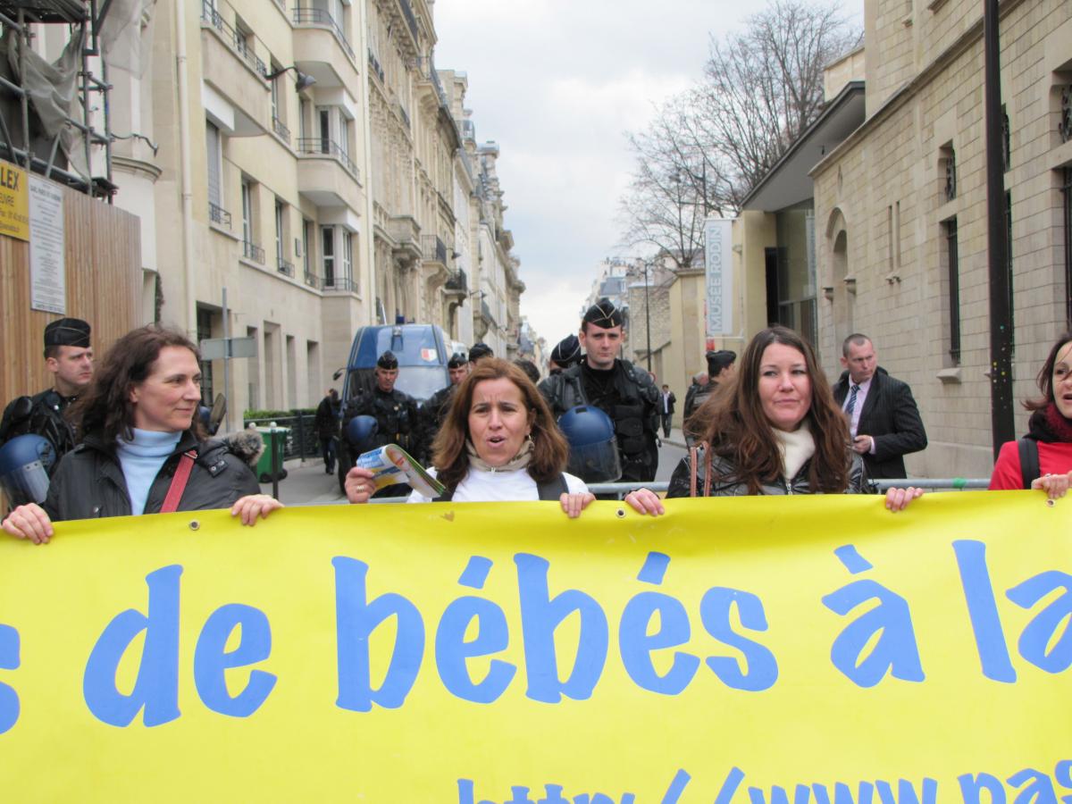 Professionnelles de la petite enfance devant les flics