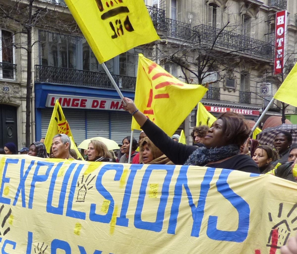 Manifestante du DAL derrière une banderole