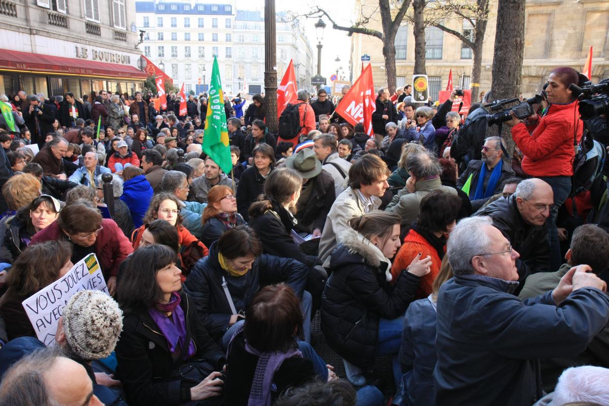 sit-in sur la place Edouard Herriot, à côté de l'Assemblée Nationale