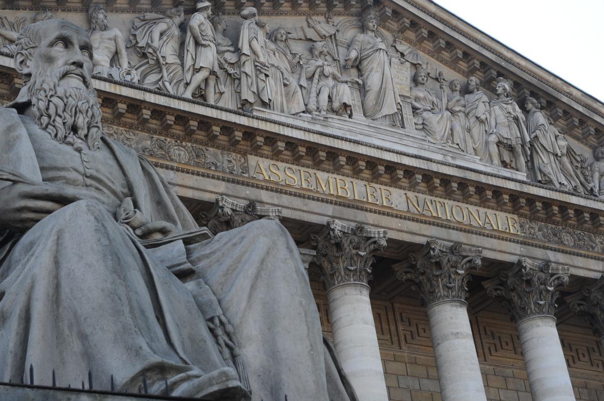 lAssemblée nationale voisine du ministère des Affaires étrangères est alignée sur le pont de la Concorde
