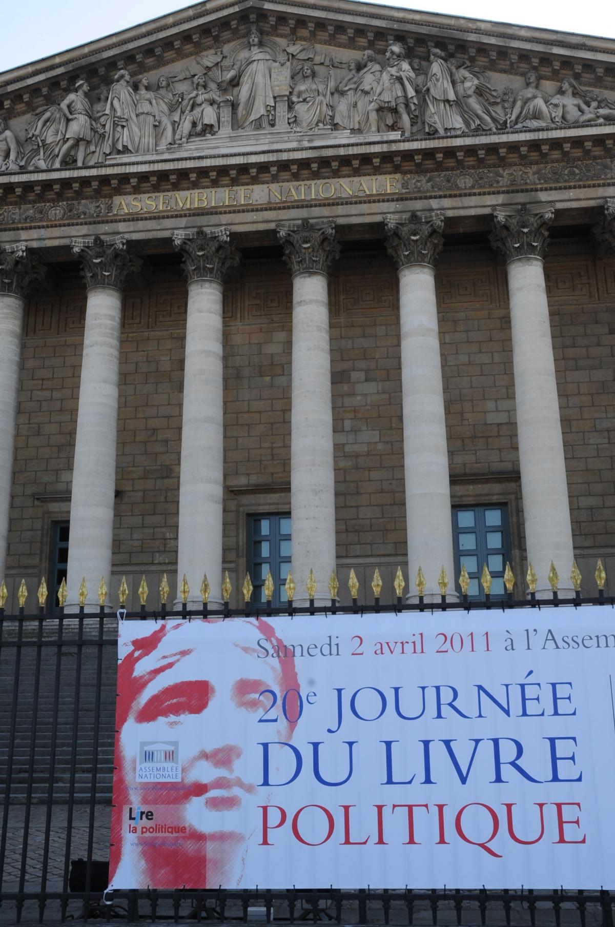 lAssemblée nationale voisine du ministère des Affaires étrangères est alignée sur le pont de la Concorde