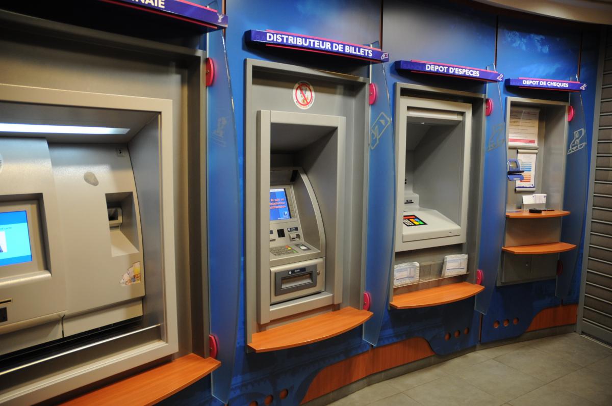 Distributeur de billets dépôt d'espèces dépôt de chèques
