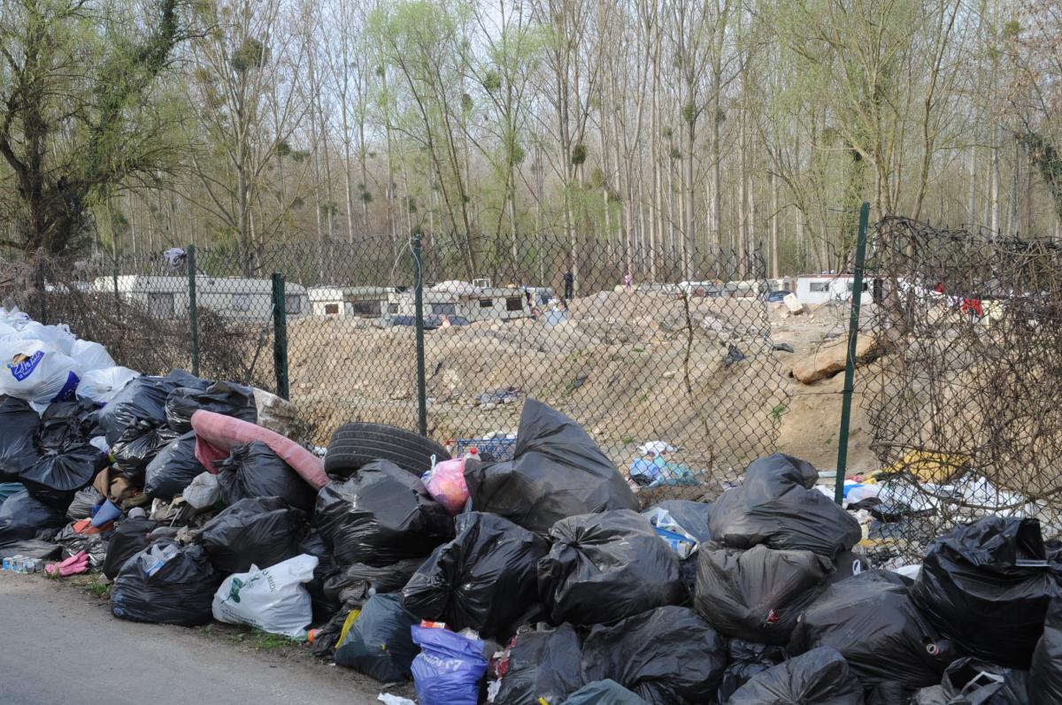 Associations et partis politiques, ont rempli 2000 sacs poubelle et les ont alignés sur le bord de la route.