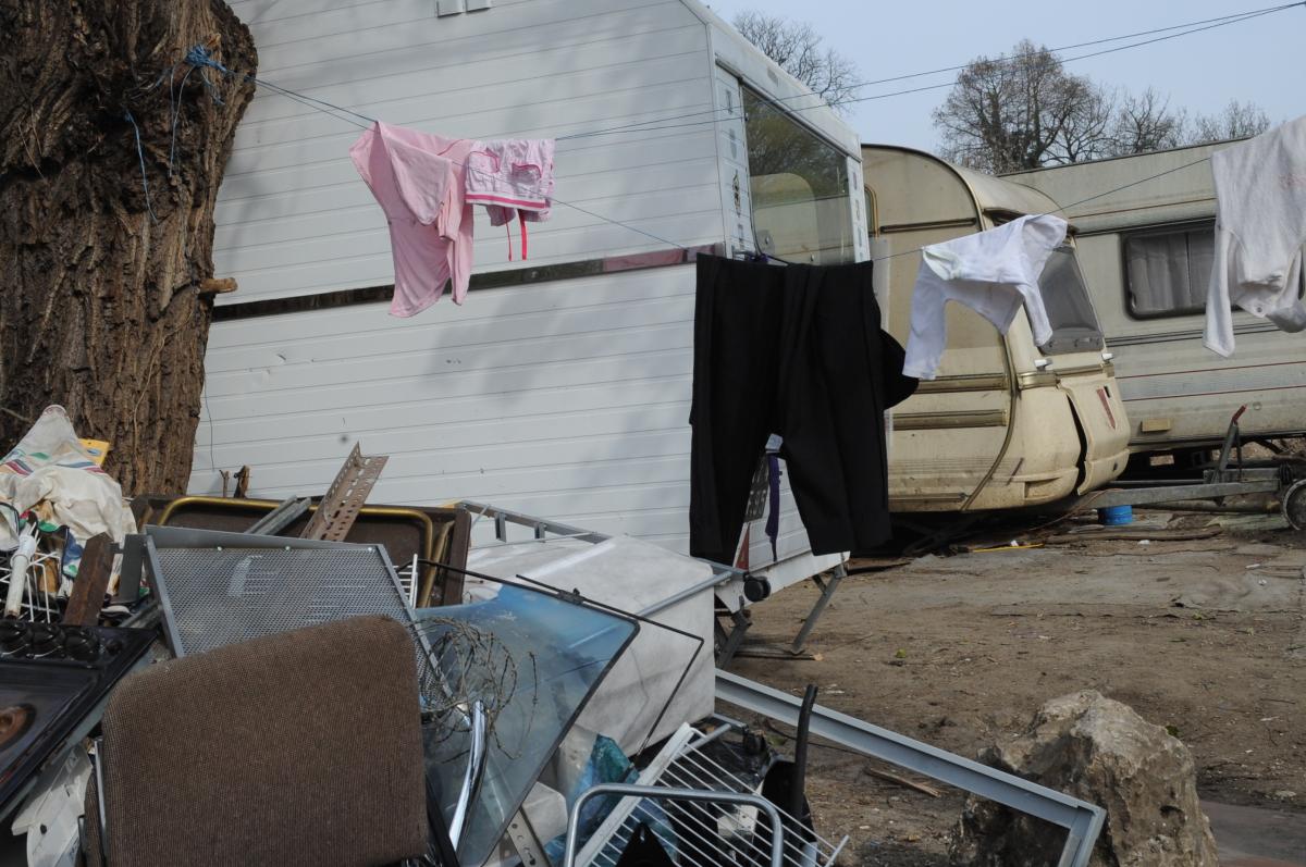 linge en séchage et Caravanne de Roms