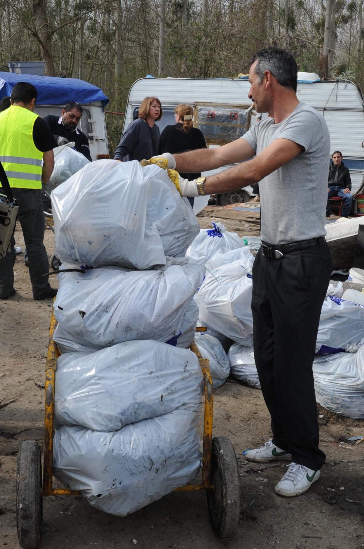 Roms transportant des sacs poubelles à la Journée Essone Verte