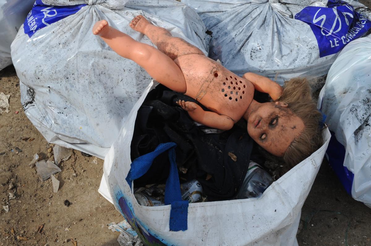 Poupée d'enfant Roms dans sac poubelle