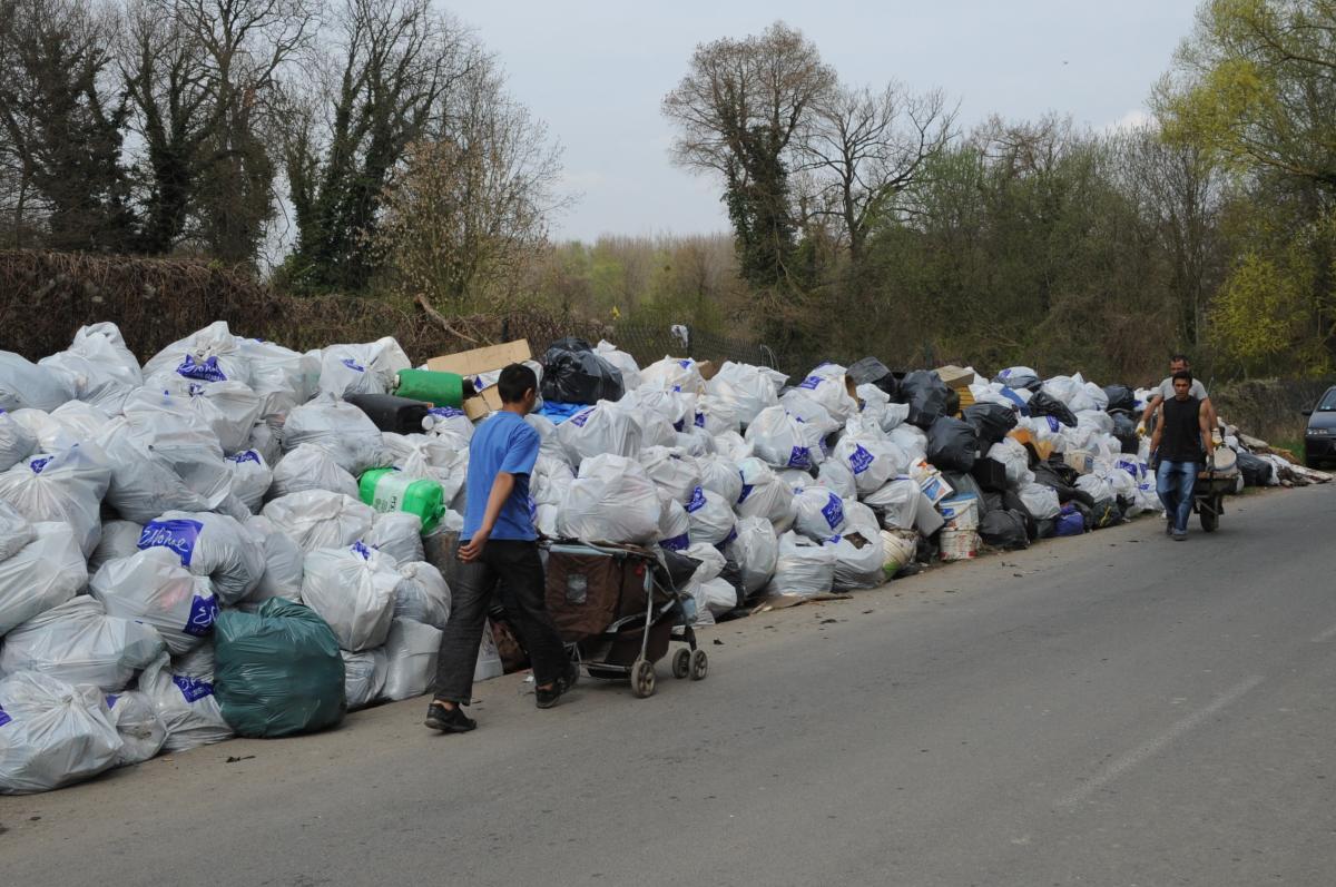 Associations et partis politiques, ont rempli 2000 sacs poubelle et les ont alignés sur le bord de la route.