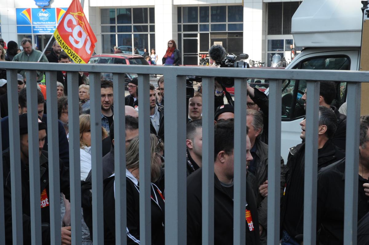 Fabien Engelmann, délégué CGT candidat du FN arrive à la Confédération générale des travailleurs