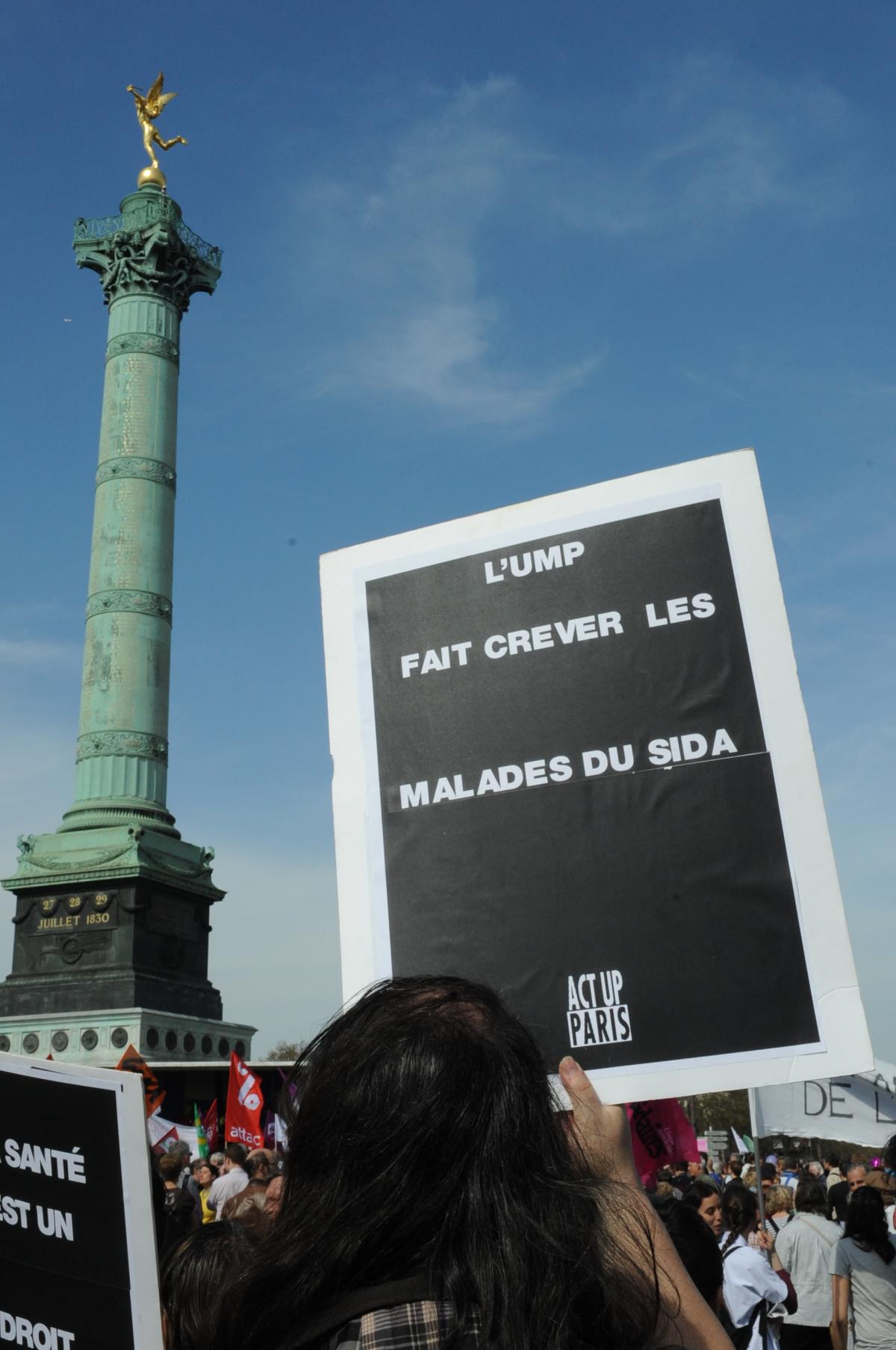 Pancarte l'UMP fait crever les malades du Sida Act Up.
