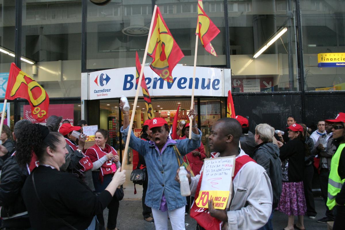 Piquet des salariés devant le Carrefour de Saint-Denis