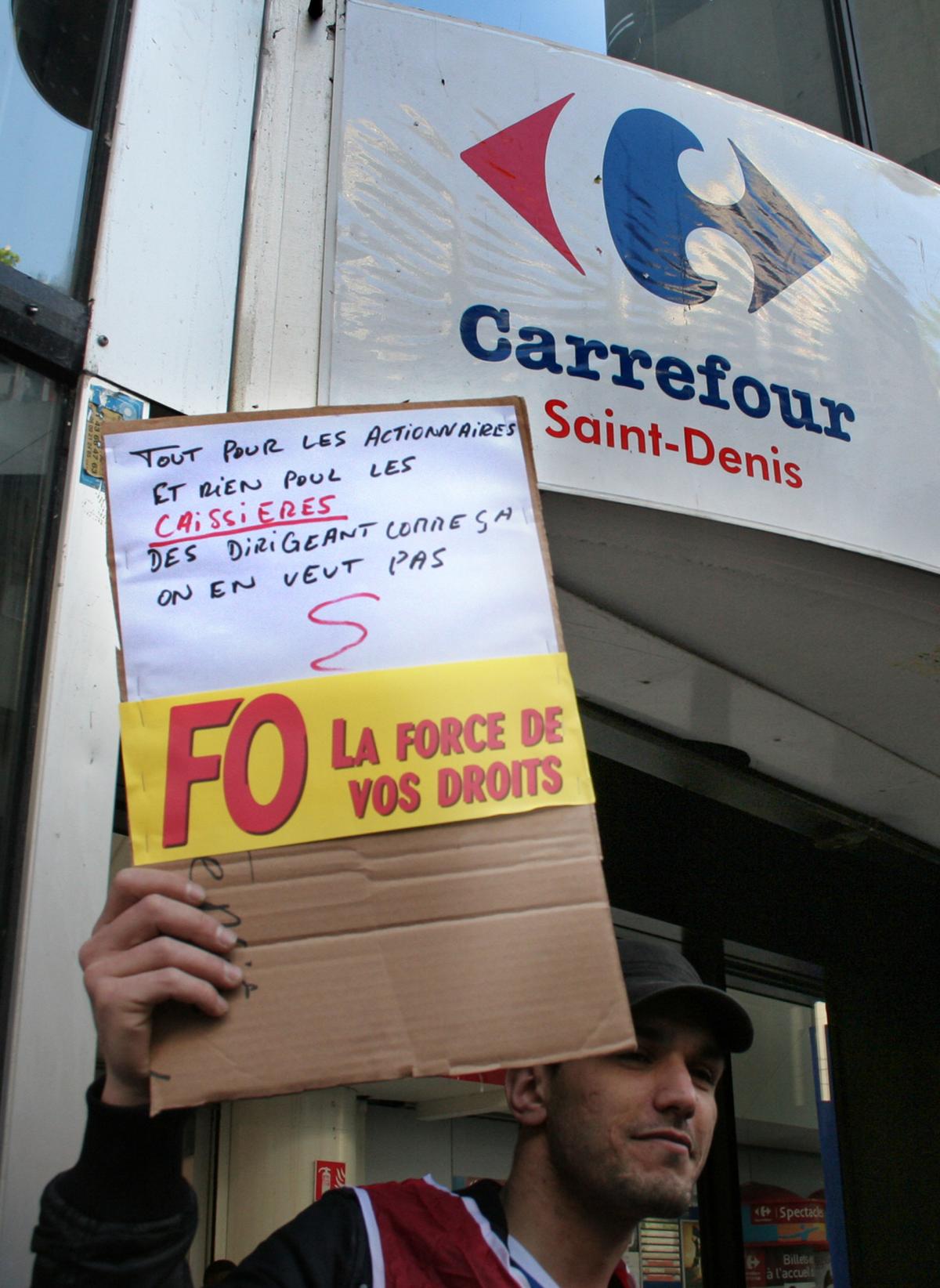 pancarte tout pour les actionnaires, rien pour les salariés, des dirigeants comme ça on en veut pas