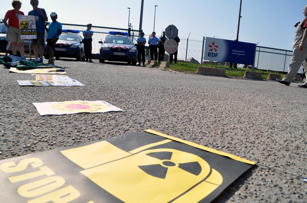 Entrée du chantier EPR protégé par la police.