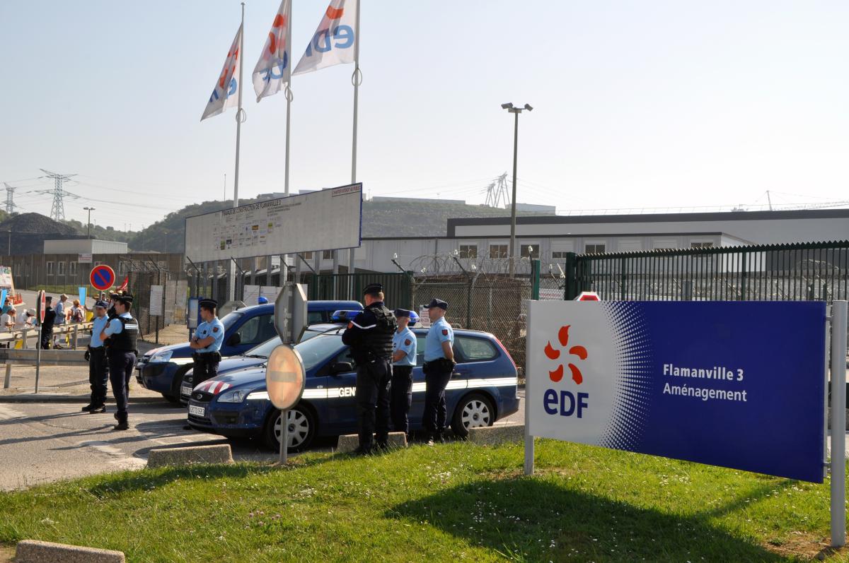 Entrée du chantier EPR protégé par la police.