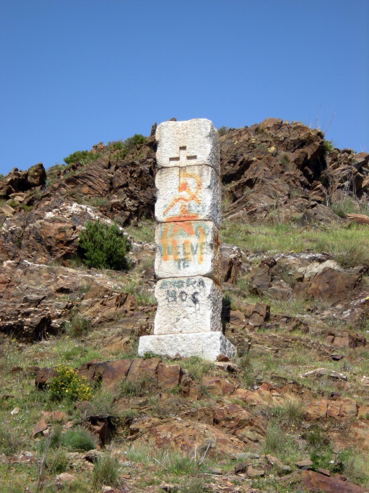 Stèle franquiste taguée du symbole de la faucille et du marteau