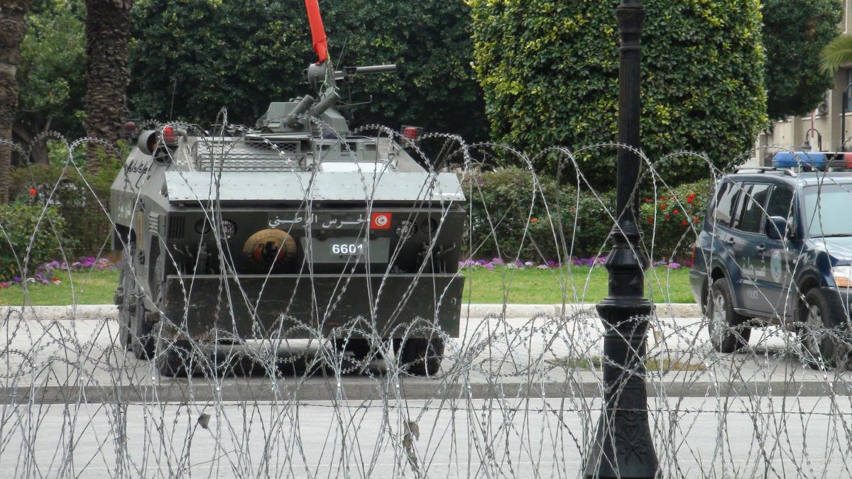 Tank de l'armée tunisienne dans les rues de Tunis