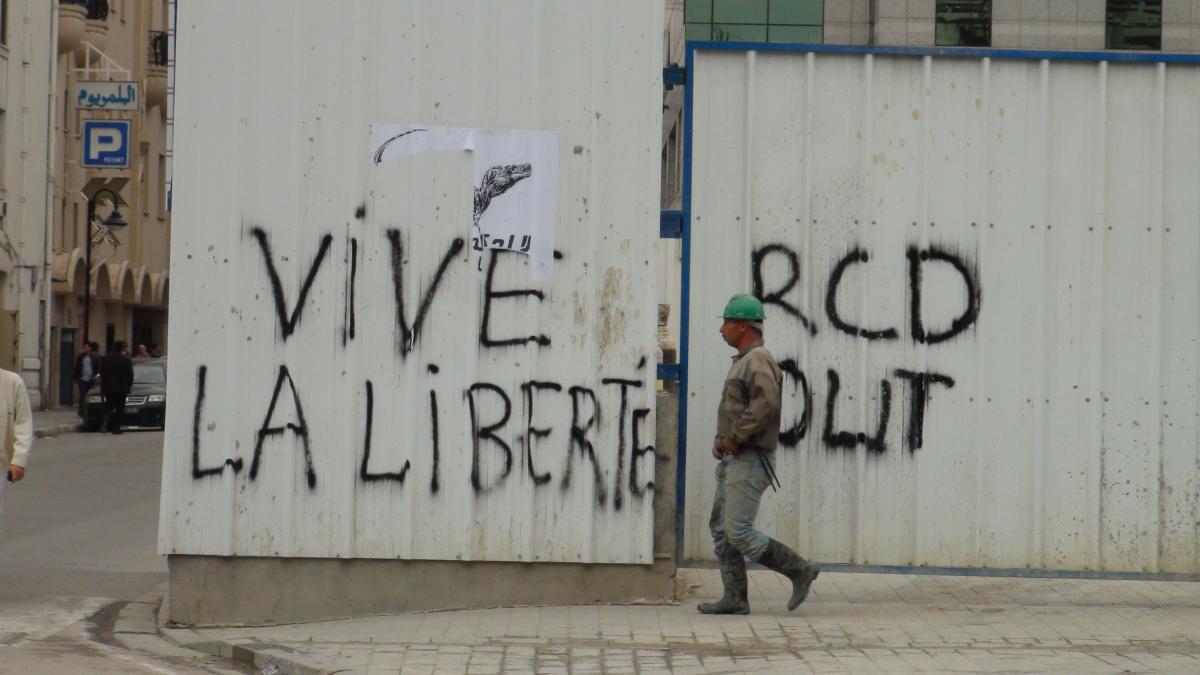 Graffitis dans les rues de Tunis