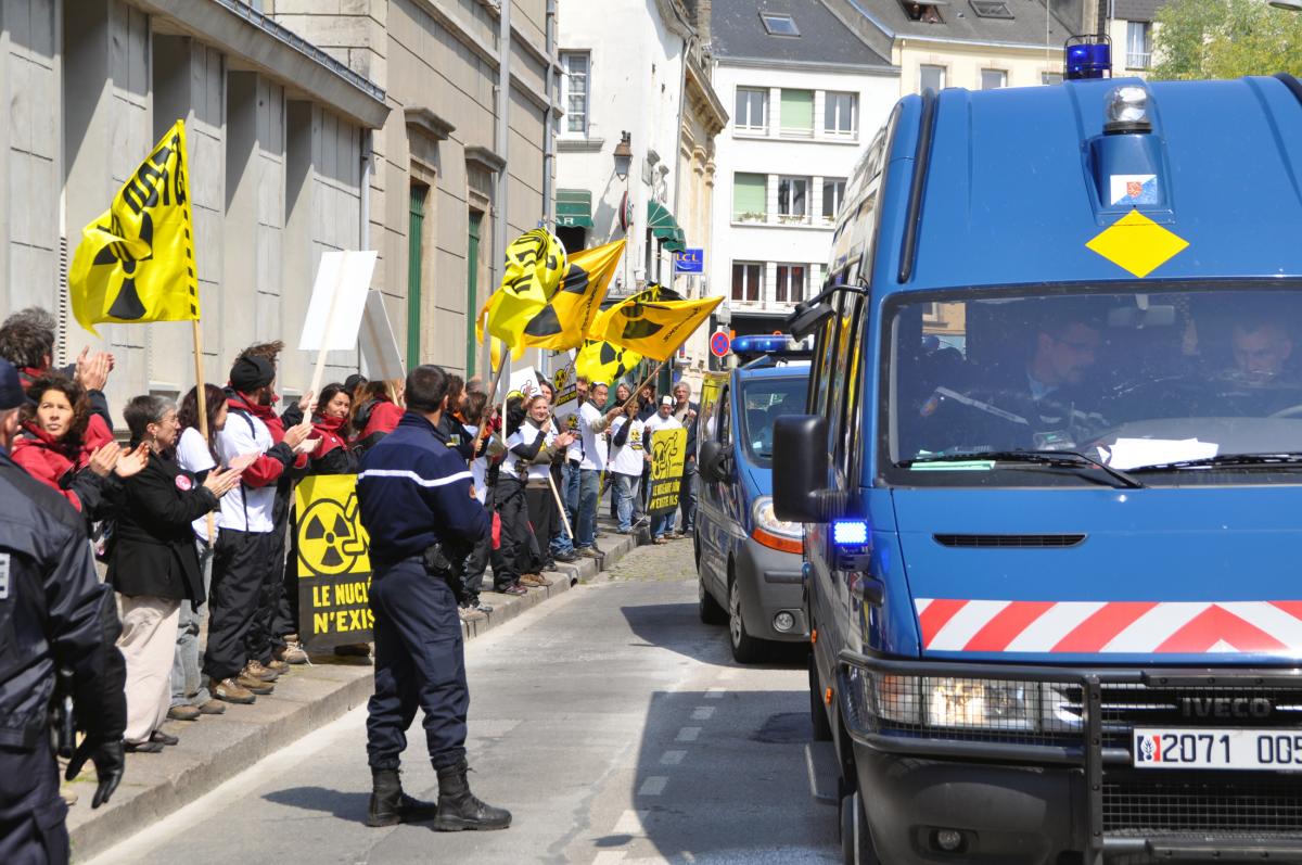 Arrivé des militants déférés devant le tribunal de Cherbourg.